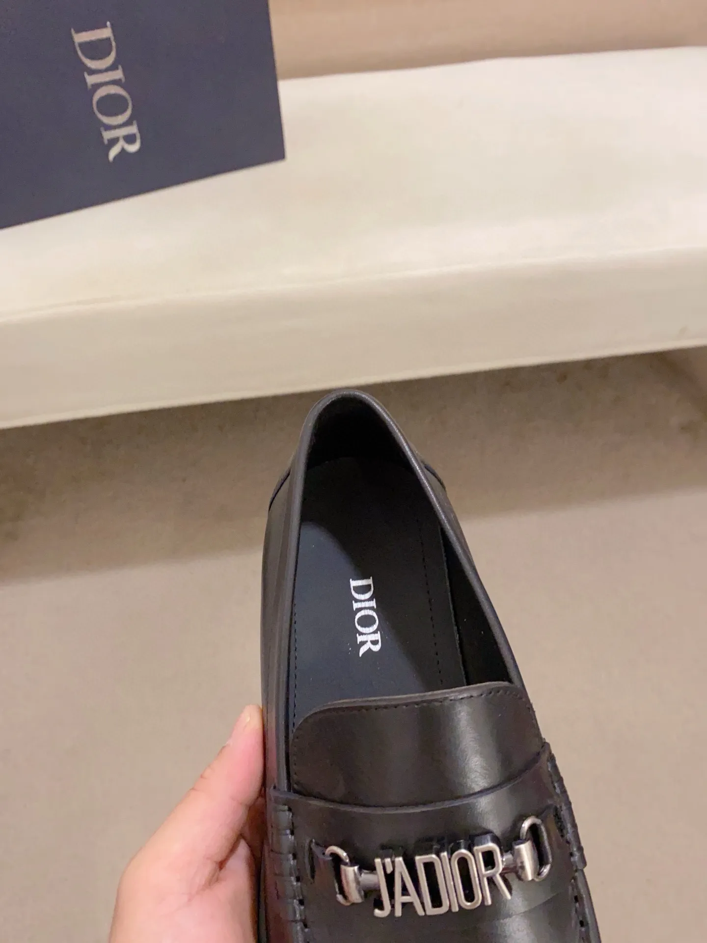 Factory price: 270 men's shoes 💰 High-end version of Dior Dior's new series. Famous actors and Internet celebrities wear super popular designs. They are designed with the sculptures of French artist Niki de Saint Phalle as rings. Material: Imported original material ➕Painted cowhide Foot pads: cowhide Outsole: Rubber outsole Men's shoe size: 38~44 Can be customized to size 45